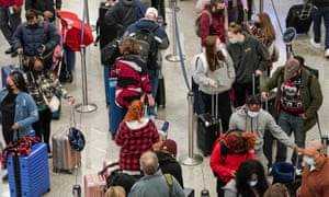 Reisende, die am Check-in-Schalter von Delta Air Lines am Hartsfield-Jackson Atlanta International Airport in Atlanta, Georgia, in der Schlange stehen, da am fünften Tag des Reisechaos Hunderte weitere Flüge gestrichen werden.