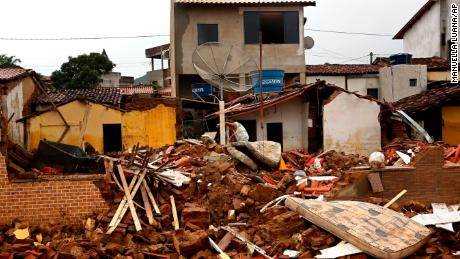 Nach einer Überschwemmung in Itapetinga im brasilianischen Bundesstaat Bahia sind zerstörte Häuser zu sehen.
