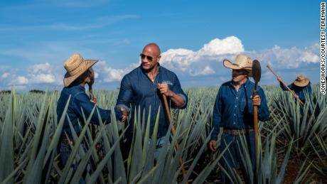 Dwayne Johnson in Mexiko trifft sich mit einigen der Anbaupartner, die hinter seinem Teremana-Tequila stehen.