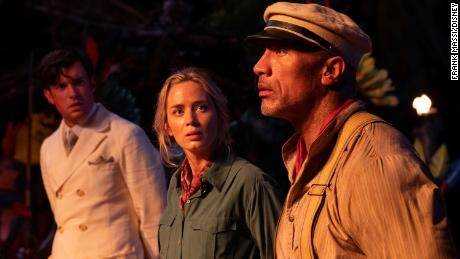 Jack Whitehall, Emily Blunt und Dwayne Johnson in Disneys "Jungle Cruise"  die aufgrund der Pandemie gleichzeitig in den Kinos und auf Disney+ veröffentlicht wurde.