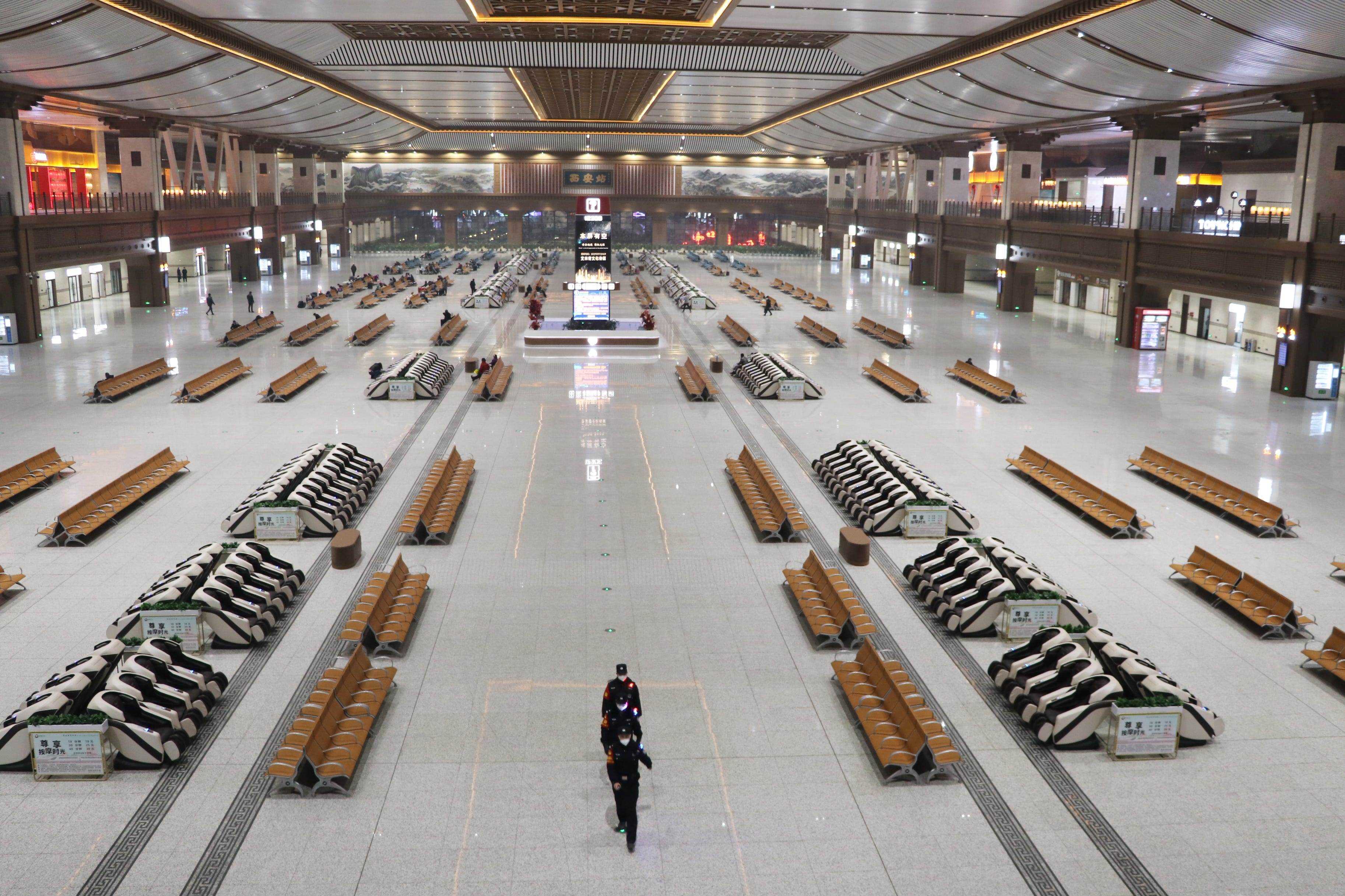 Polizisten patrouillieren am leeren Bahnhof von Xi'an