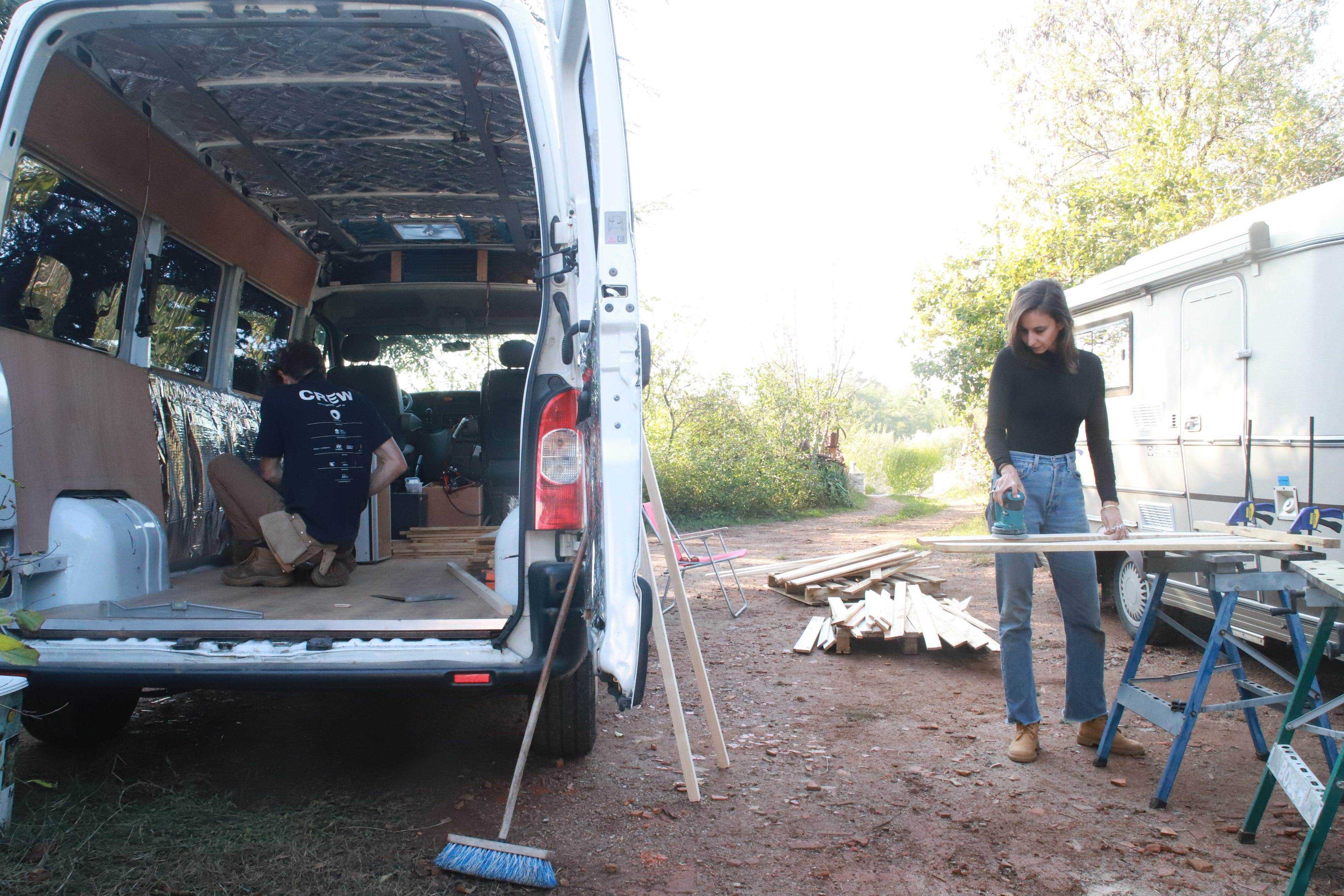 Yasmine El Kotni und René Brink bauen ihren Van innerhalb von zwei Monaten selbst in ein Eigenheim um.