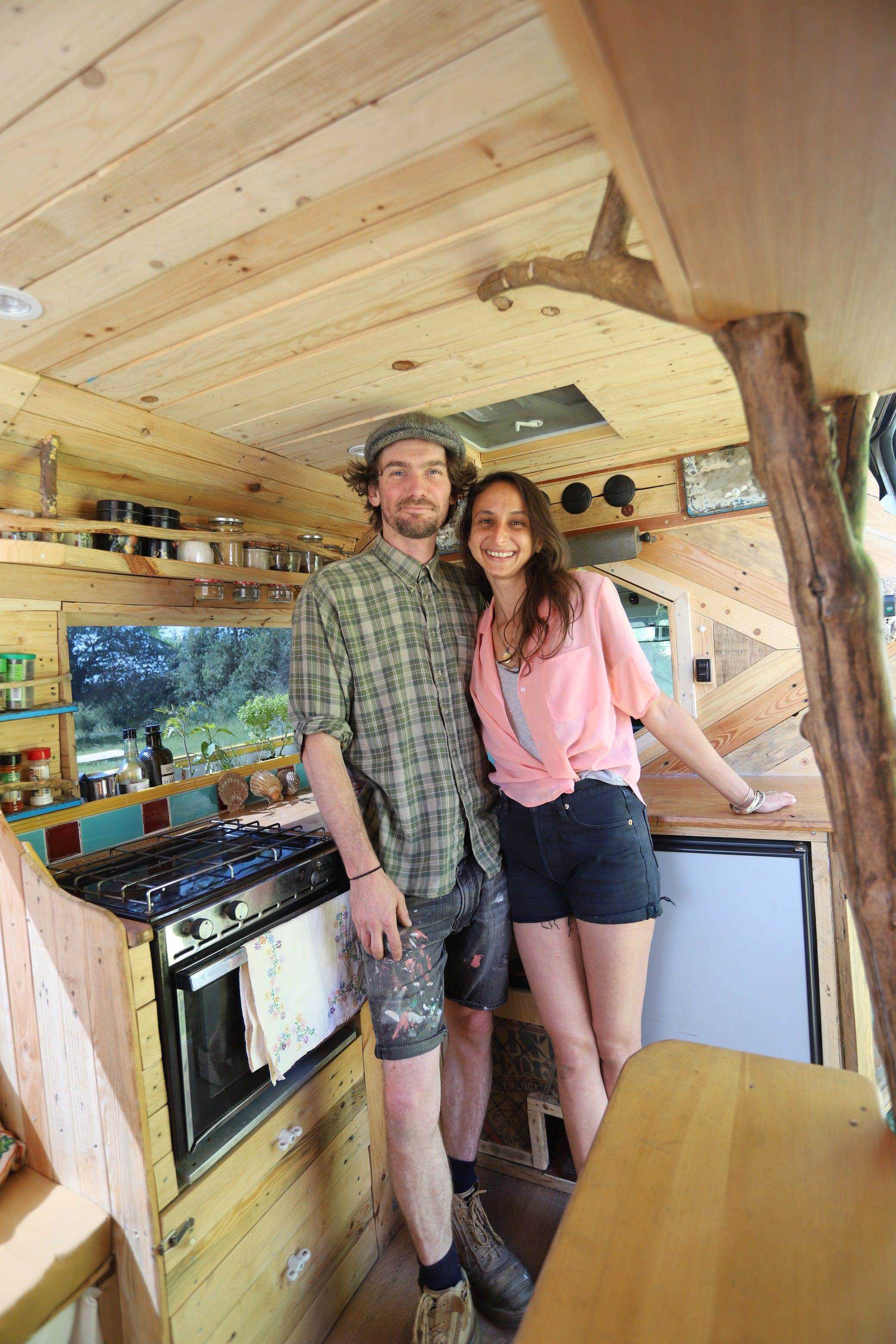 Yasmine El Kotni und René Brink in dem Van, den sie zu einem Haus umgebaut haben, verwendet recycelte Materialien.