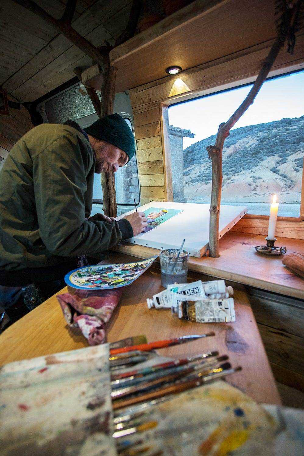 René Brink nutzt den im Van eingebauten Schreibtisch für seine Kunstwerke.