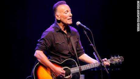 Bruce Springsteen eröffnet den Broadway mit der ersten Show mit voller Kapazität seit der Pandemie wieder