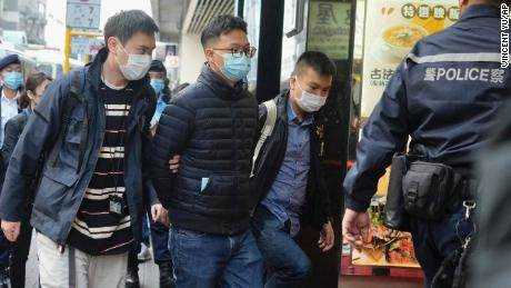 Die Polizei von Hongkong durchsucht eine pro-demokratische Nachrichtenagentur und nimmt sechs aktuelle und ehemalige Führungskräfte fest