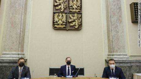 Petr Fiala, der neue Premierminister der Tschechischen Republik, Mitte, während der ersten Regierungssitzung am Freitag in Prag.