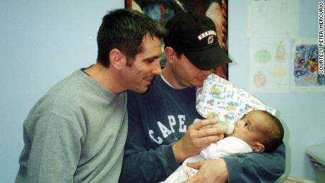Danny Stewart und Pete Mercurio mit ihrem Sohn Kevin im Jahr 2000.