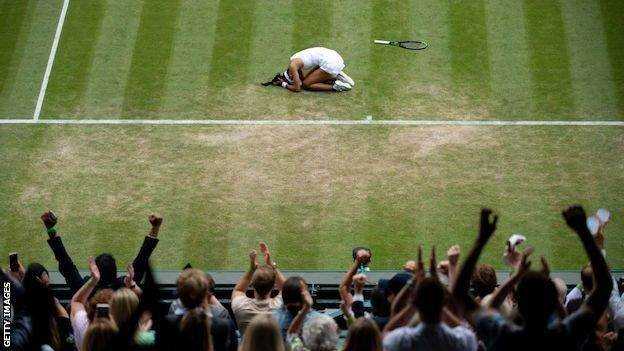 Emma Raducanu bricht ungläubig mit dem Kopf zu Boden, als die Menge in Wimbledon jubelnd aufspringt
