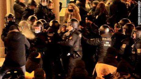 Demonstranten haben am Montag bei einer Demonstration in Bautzen mit Polizisten gekämpft.