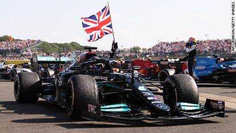 Hamilton feiert seinen Heimsieg in Silverstone.