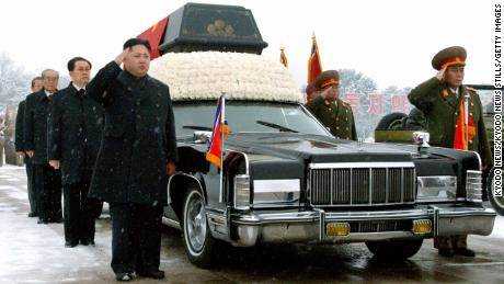 Kim Jong Un salutiert neben dem Leichenwagen seines Vaters während seines Trauerzuges in Pjöngjang am 28. Dezember 2011.
