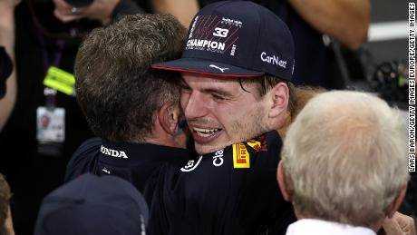 Verstappen feiert mit Red Bull Racing-Teamchef Christian Horner.