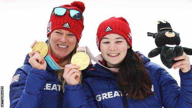 Menna Fitzpatrick (rechts) und Guide Jen Kehoe feiern Paralympisches Gold