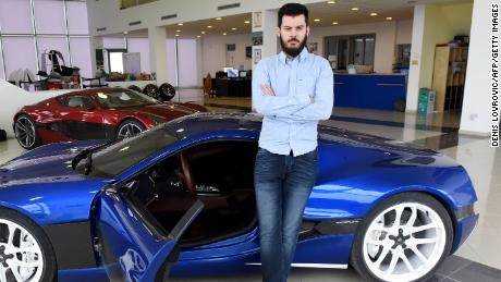 Mate Rimac posiert neben seinem "Concept One"  Supersportwagen-Modell in seiner Fabrik und seinem Ausstellungsraum in Sveta Nedelja, Kroatien, am 17. Februar 2016.