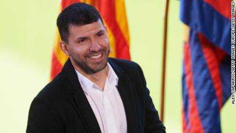 Ein tränenreicher Sergio Agüero gab auf einer Pressekonferenz im Camp Nou seinen Rücktritt bekannt.