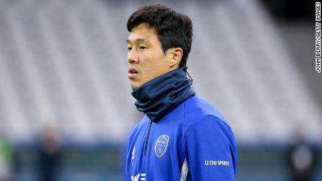 Suk Hyun-jun wärmt sich vor dem Spiel gegen Marseille auf. 