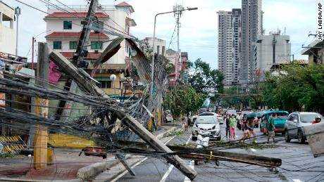 Umgestürzte Strommasten säumen eine Straße in Cebu, Zentralphilippinen, nach dem Taifun Rai am 17. Dezember 2021.