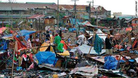 Die Bewohner retten die Überreste ihrer beschädigten Häuser nach dem Taifun Rai in Cebu auf den zentralen Philippinen am 17. Dezember 2021.