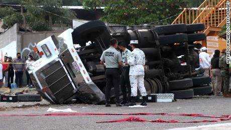Beamte der mexikanischen Nationalgarde arbeiten in dem Bereich, in dem der Lastwagen überrollt wurde.