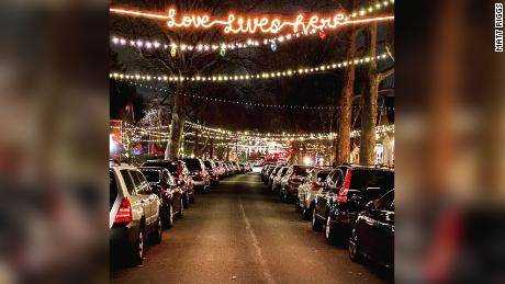 Nachbarn schließen ihre Weihnachtsbeleuchtung an der Dunkirk Road an.  in Towson, MD.  Die Tradition begann im Jahr 2020 mit 32 Häusern. 