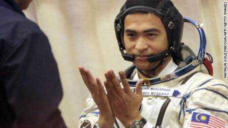 Scheich Muszaphar Shukor, Malaysias erster Astronaut, nahm am 10. Oktober 2007 an einer Abschiedszeremonie im Kosmodrom Baikonur in Kasachstan teil, bevor er mit dem russischen Kosmonauten Yury Malenchenko und der Amerikanerin Peggy Whitson zur Internationalen Raumstation abhob. 