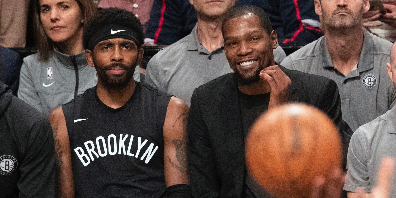 Kyrie Irving und Kevin Durant sehen sich 2019 ein Spiel von der Nets-Bank aus an.