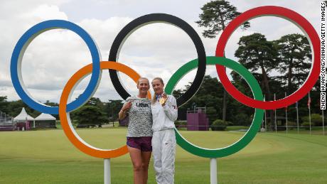 Nelly posiert mit ihrer Schwester Jessica nach dem Gewinn der Goldmedaille bei den Olympischen Spielen 2020 in Tokio.