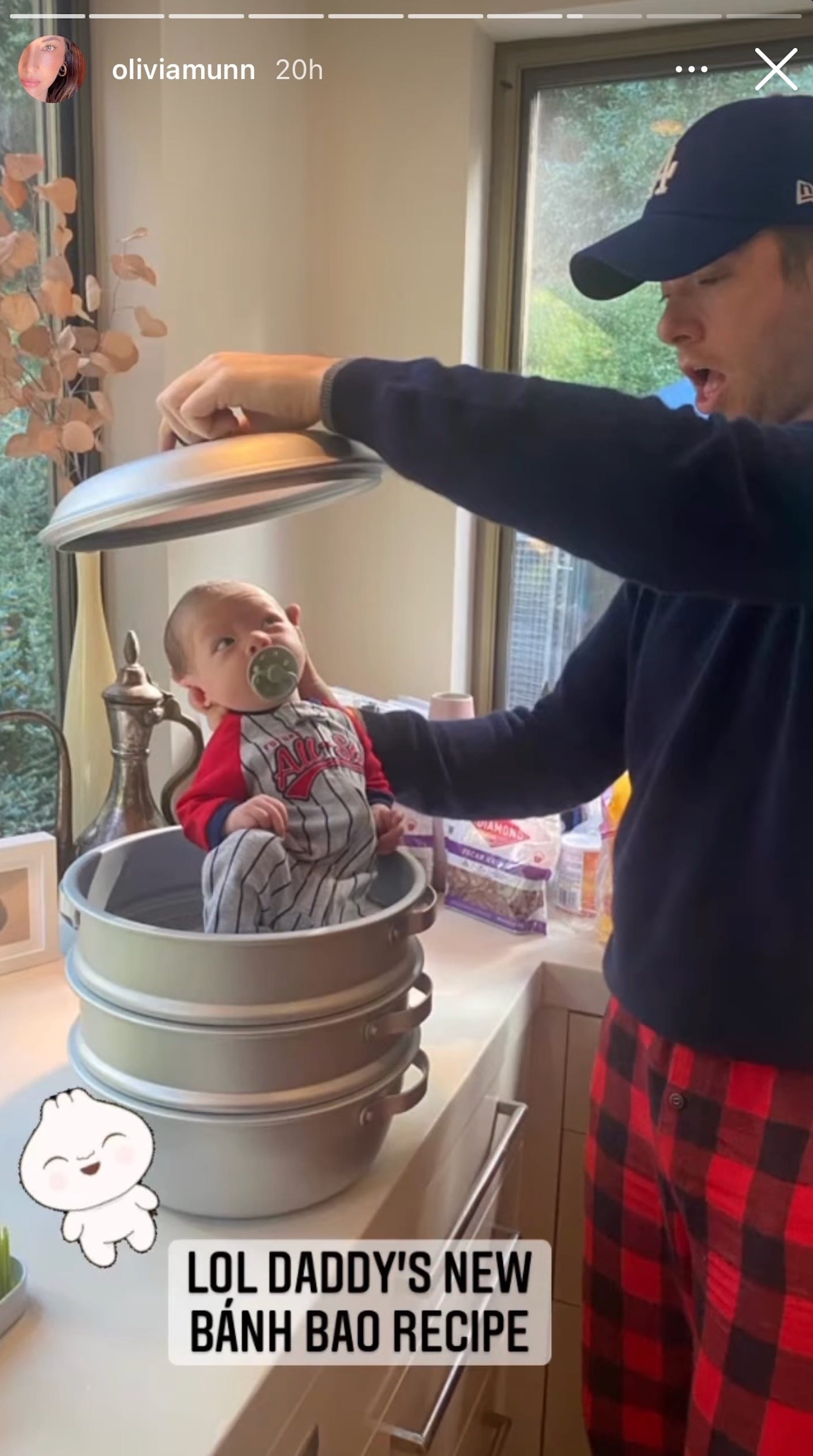 John Mulaney hält seinen Sohn in einem Topf auf einem Foto aus Olivia Munns Instagram-Story.