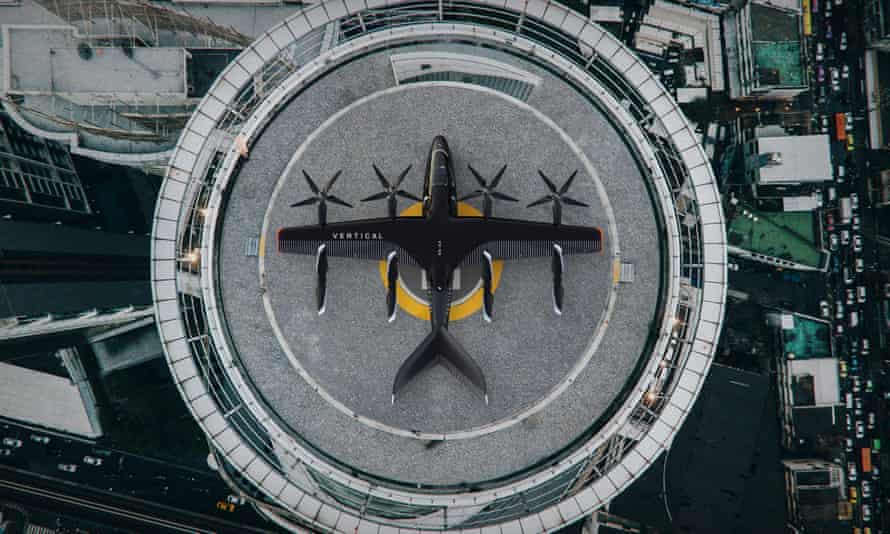 Realistische Darstellung eines kleinen, schwarzen, geflügelten Vier-Rotor-Flugzeugs auf einem kreisförmigen Landeplatz, aus der Höhe gesehen, direkt darüber