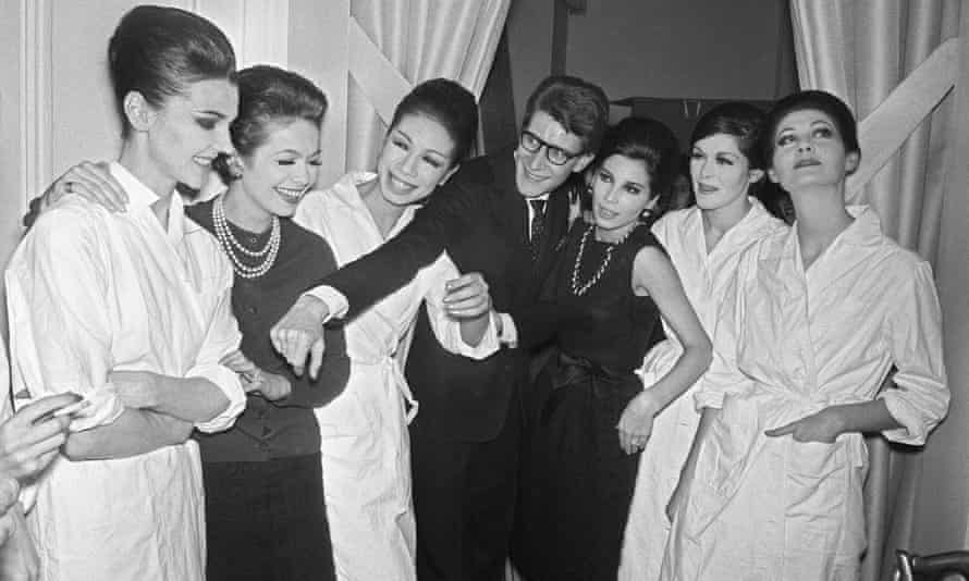 Yves Saint-Laurent mit Models nach seiner ersten Haute-Couture-Modenschau in Paris im Januar 1962.