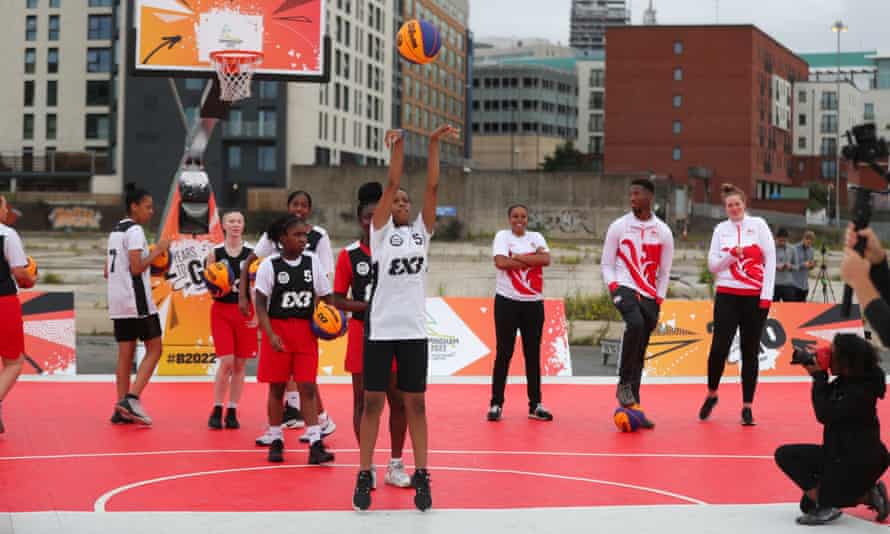 Junge Basketballspieler aus Birmingham zeigen ihr Können bei einer Demonstration in Smithfield im Juli 2020