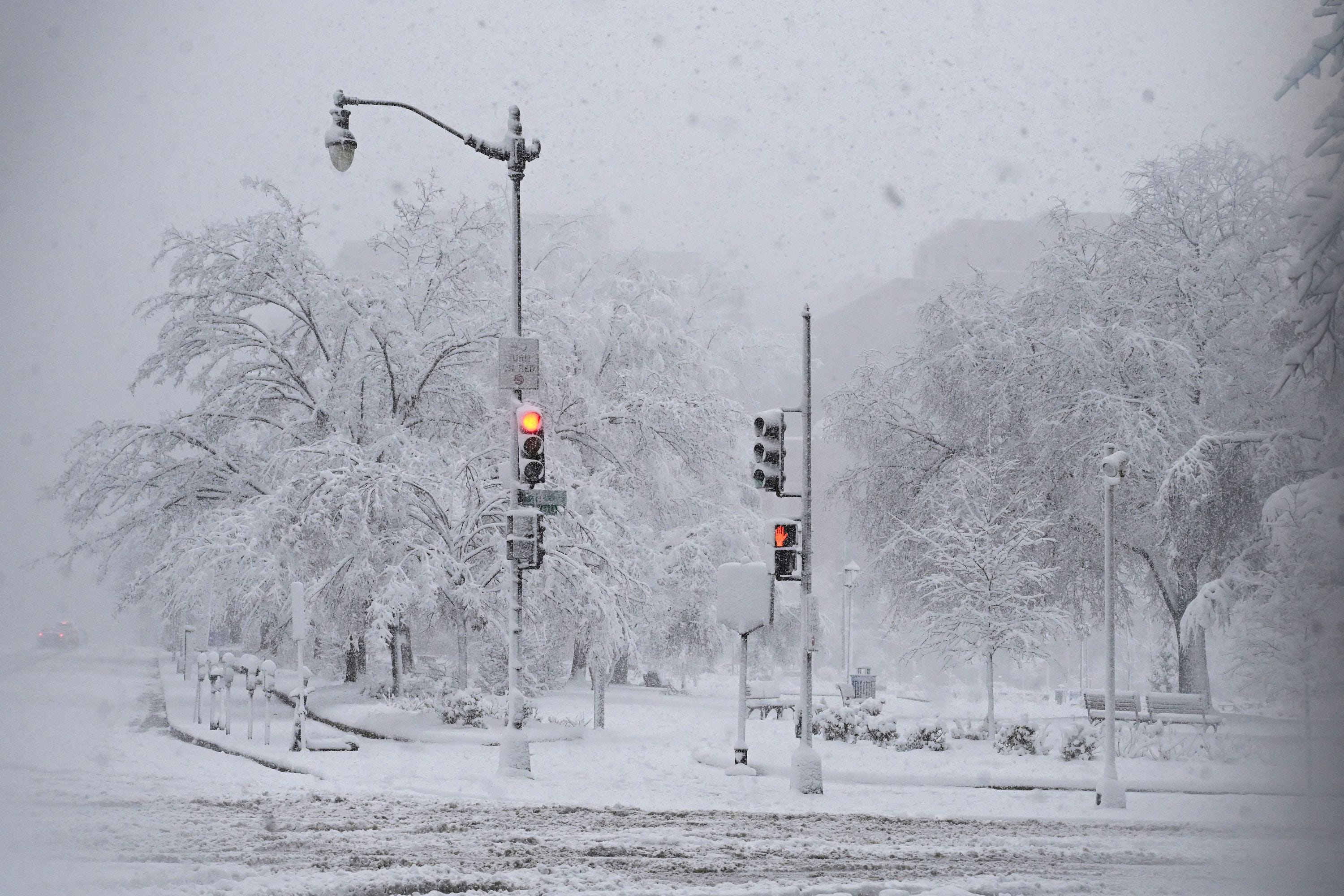 Schnee fällt während eines Wintersturms über der Hauptstadtregion am 3. Januar 2022 in Washington, DC.