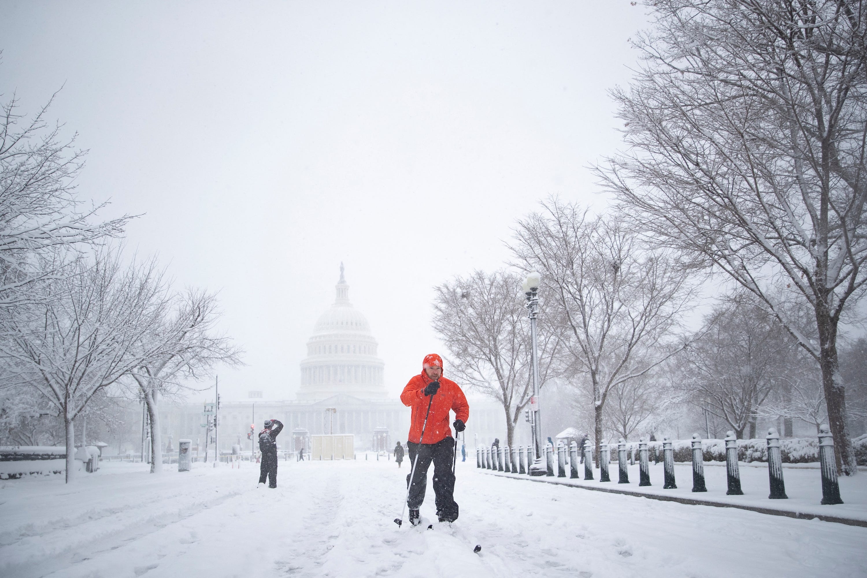 Jamie Earl benutzt Langlaufski, während er die East Capitol Street passiert, inmitten eines Schneesturms auf dem Capitol Hill in Washington, USA, 3. Januar 2022.