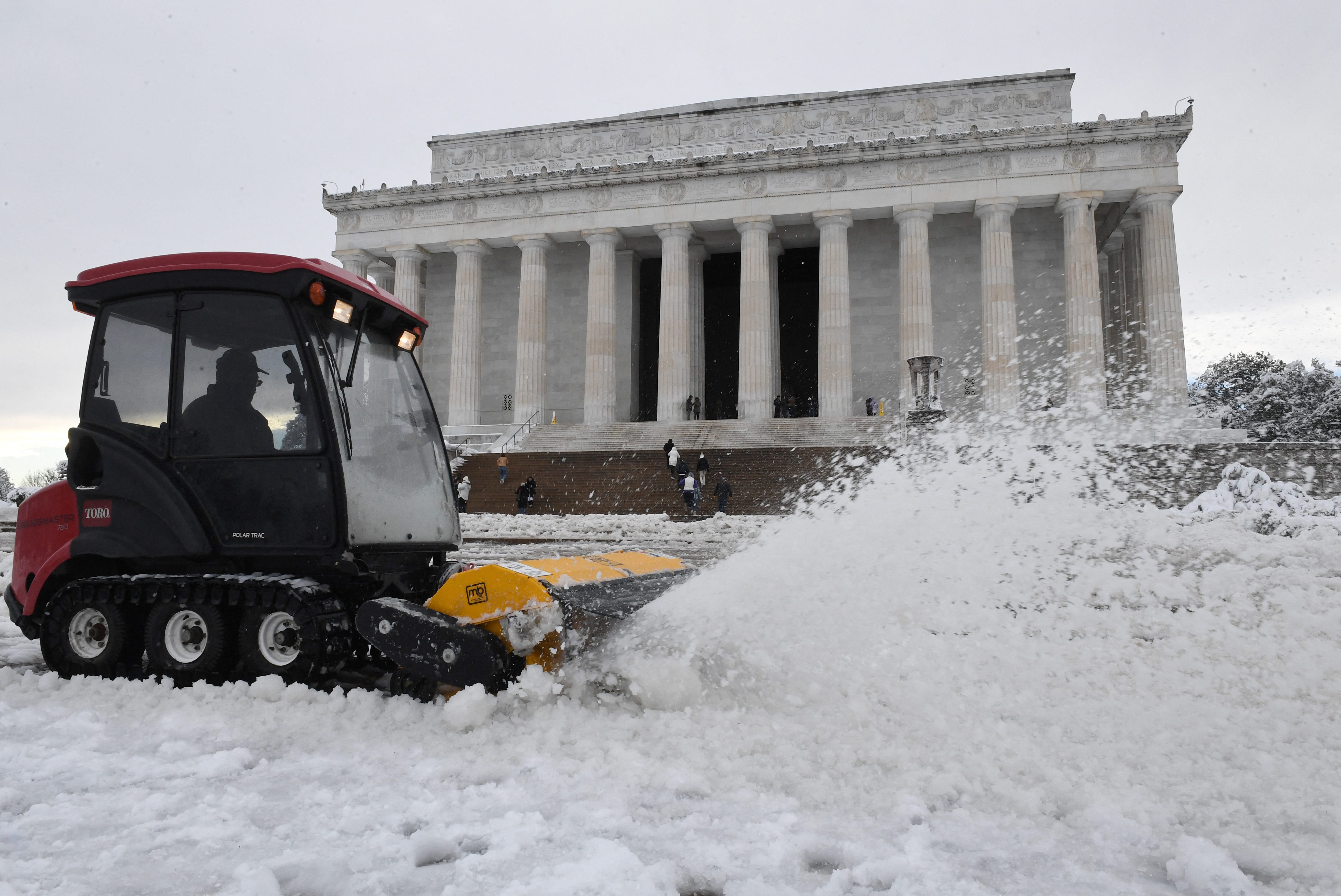 Ein Schneepflug entfernt Schnee auf dem Gelände des Lincoln Memorial nach einem Wintersturm über der Hauptstadtregion am 3. Januar 2022 in Washington, DC.