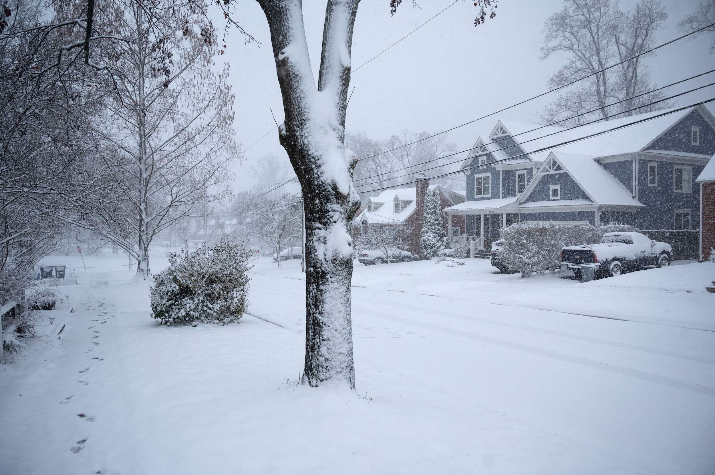 In Bethesda, Maryland, ist am 3. Januar 2022 eine Straße schneebedeckt.