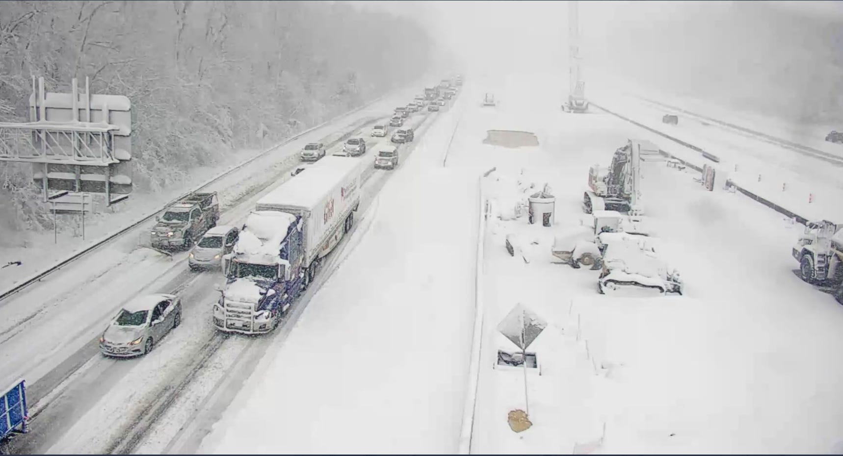 Dieses vom Verkehrsministerium von Virginia bereitgestellte Bild zeigt einen gesperrten Abschnitt der Interstate 95 in der Nähe von Fredericksburg, Virginia. Montag, 3. Januar 2022.