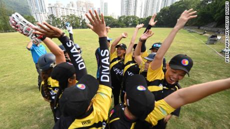 Das Cricket-Team der Divas spielt jetzt Cricket der Division 1 in Hongkong.