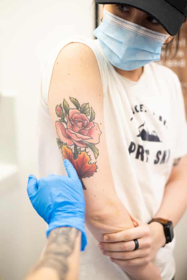 Gem Clay mit ihrem unerwünschten Tattoo einer Rose.