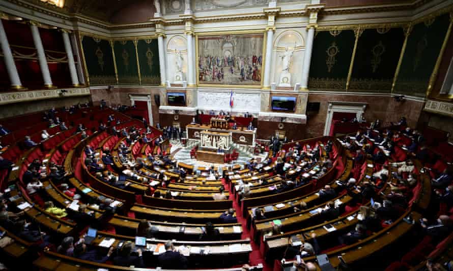 Der französische Gesetzgeber diskutiert in der Nationalversammlung in Paris über das Gesetz zum Impfpass.