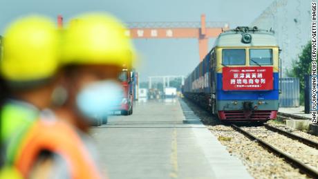 Ein Zug mit 50 Containern fährt am 9. September 2021 vom chinesischen internationalen Landhafen Shijiazhuang zum Hafen Malaszewicze in Polen.