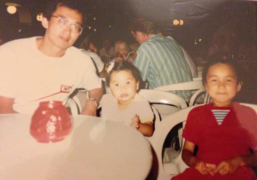 Gemma Chan, rechts, 1987 mit ihrem Vater und ihrer Schwester.