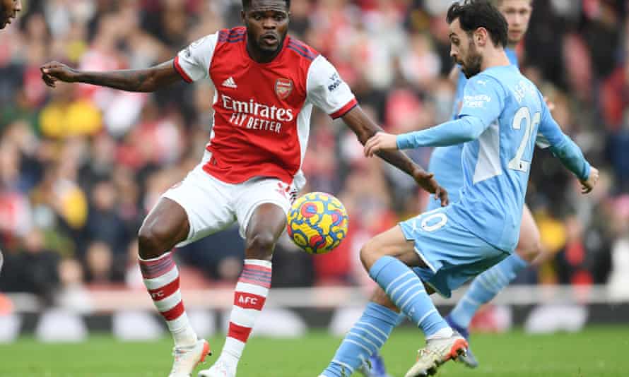 Thomas Partey von Arsenal fordert Bernardo Silva von Man City heraus