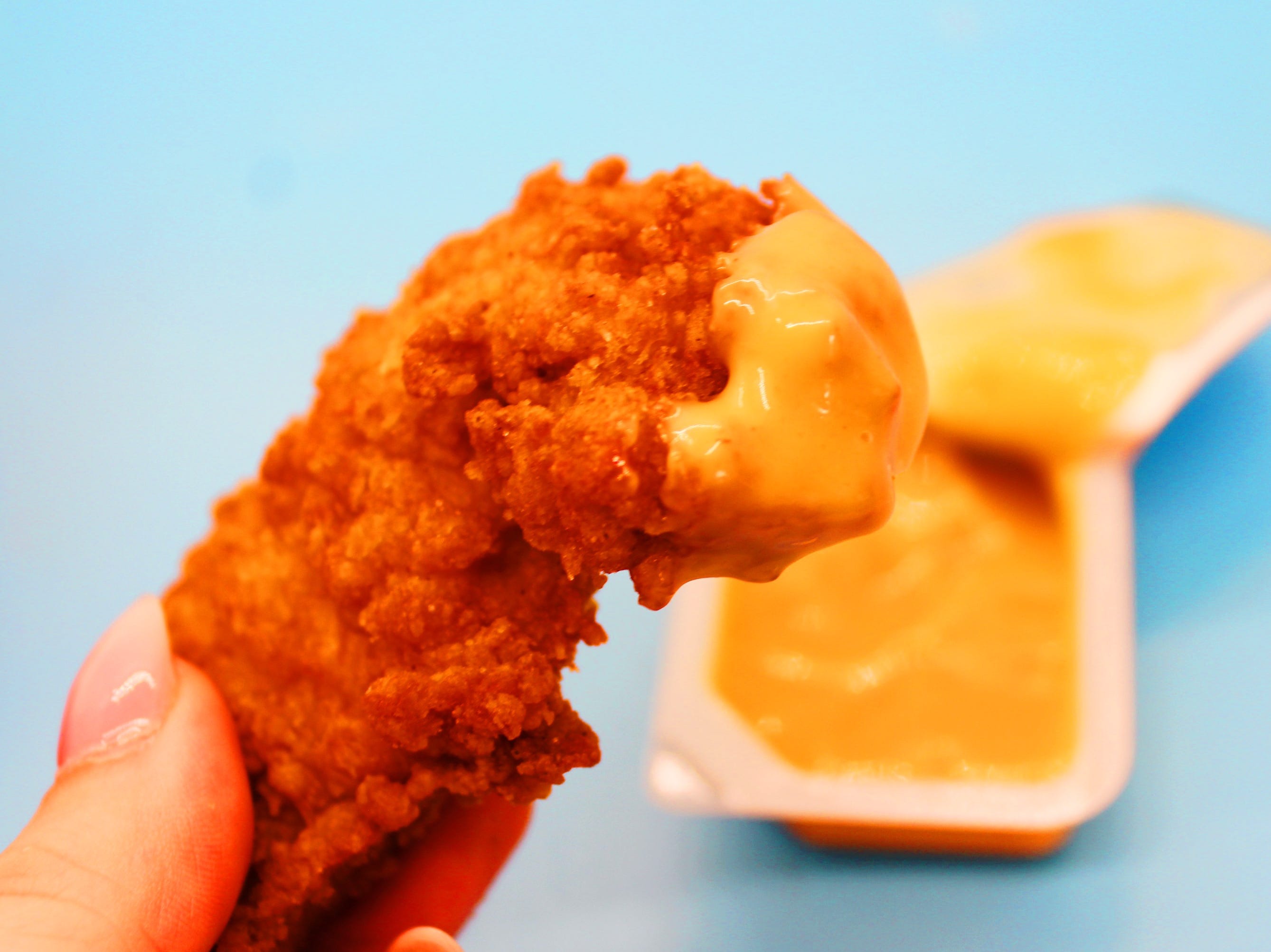 Chick fil a Hühnchenfilets in Chick fil a Sauce getaucht