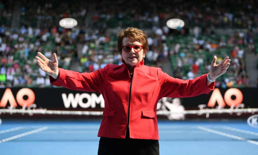 Billie Jean King ist auf dem Centre Court während der Verleihung der Frauen des Jahres nach dem Halbfinalspiel der Frauen am elften Tag des Australian Open Tennisturniers in Melbourne, Victoria, Australien, 25. Januar 2018 zu sehen.
