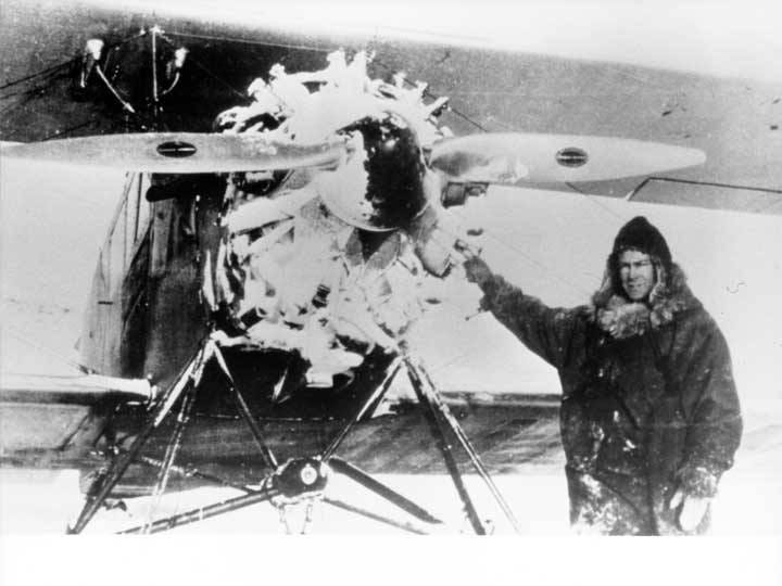 Noel Wien mit Flugzeug in Candle, Alaska 1927.
