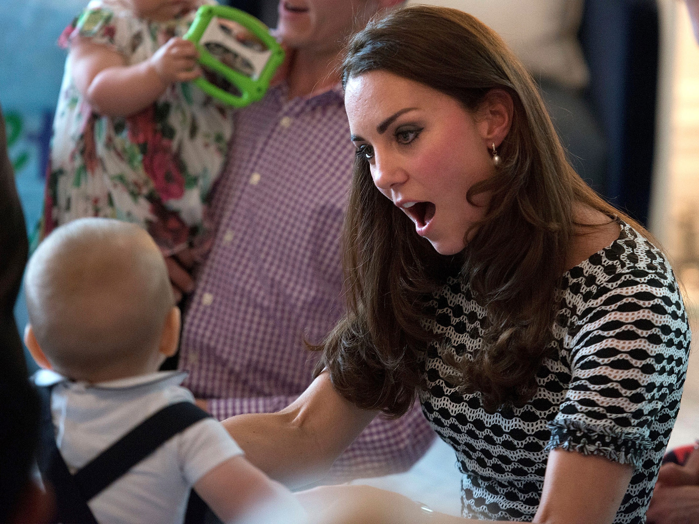 Kate Middleton spielt 2014 mit Prinz George.