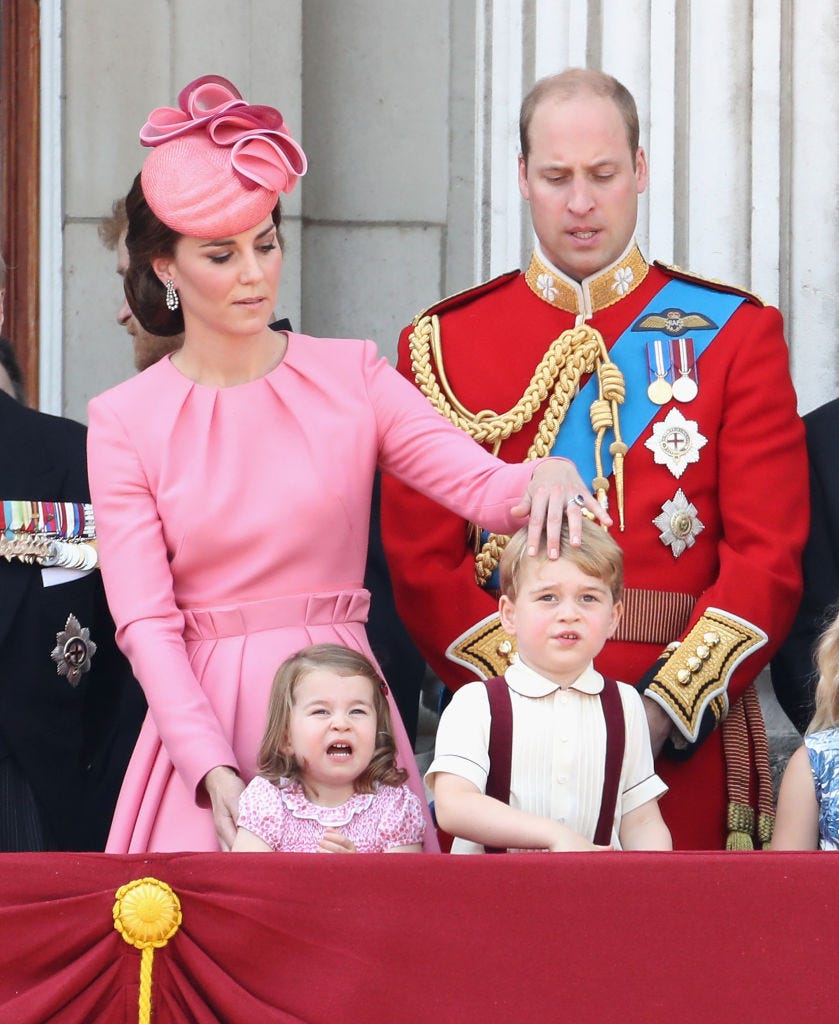 Prinz William und Kate Middleton, die Prinz Georges Haare frisiert, auf dem Balkon des Buckingham Palace.