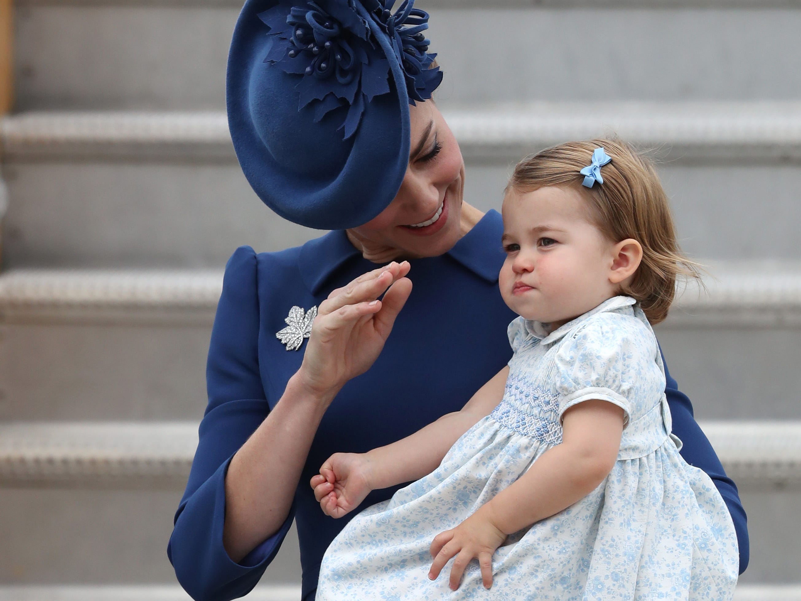Kate Middleton zeigt, wie man Prinzessin Charlotte zuwinkt