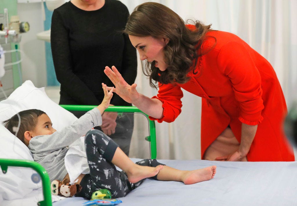 Kate Middleton gibt einem jungen Krankenhauspatienten ein High-Five